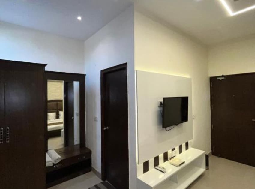 Hotel The Benz - Image 4