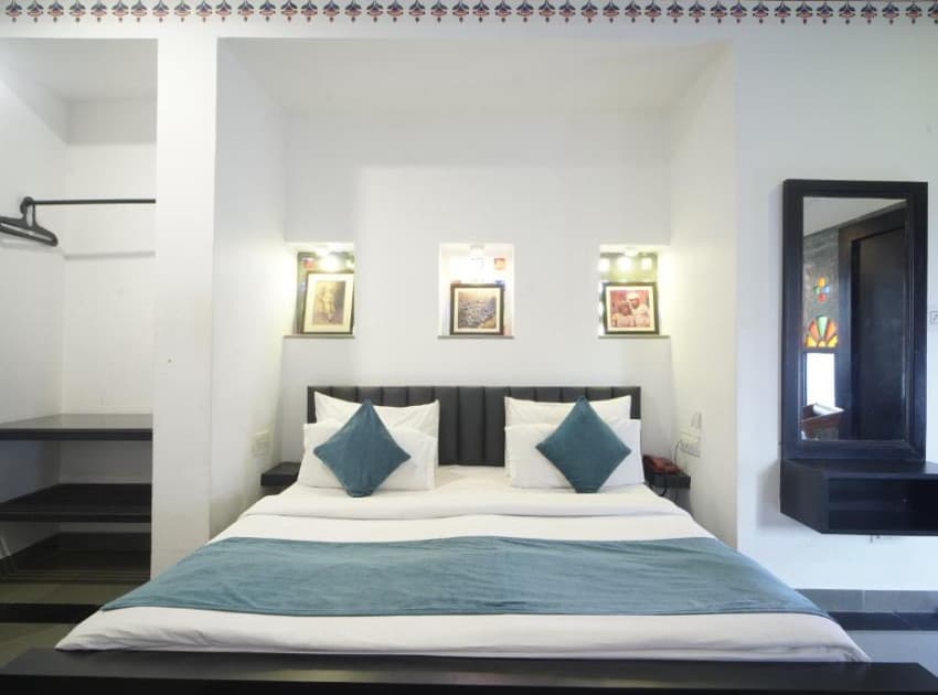 Hotel Udai Niwas By The Lake - Image 3