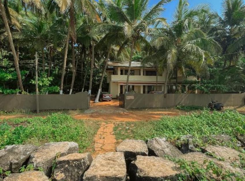 Kizhunna Rock Beach House - Image 4