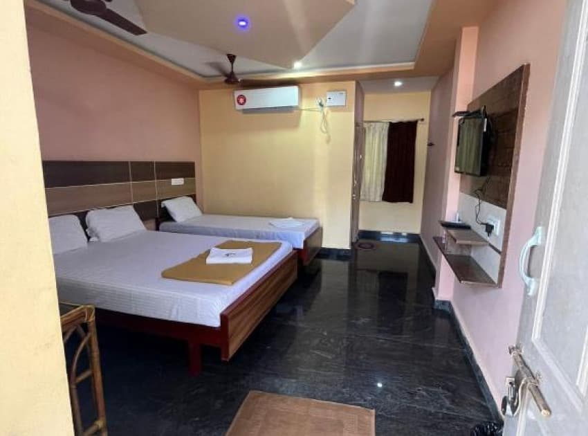 Sri Murugan Beach Paradise Hotel - Image 4