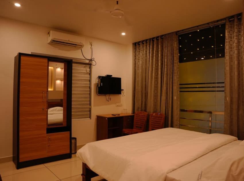 Hotel Crystal View Residency - Image 4