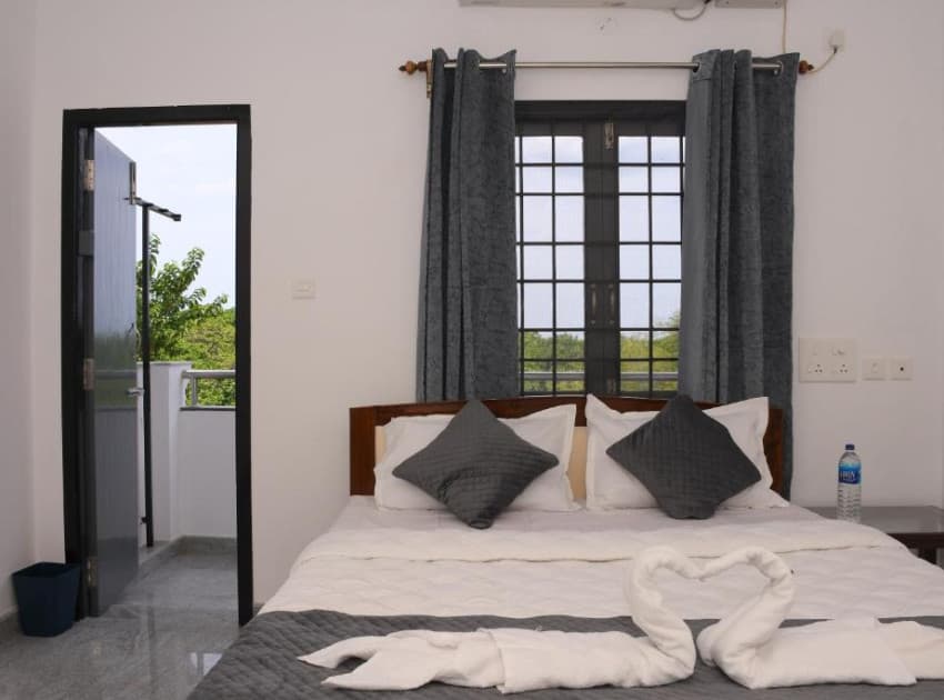 Book Deluxe Double Room with Balcony room in Pondicherry