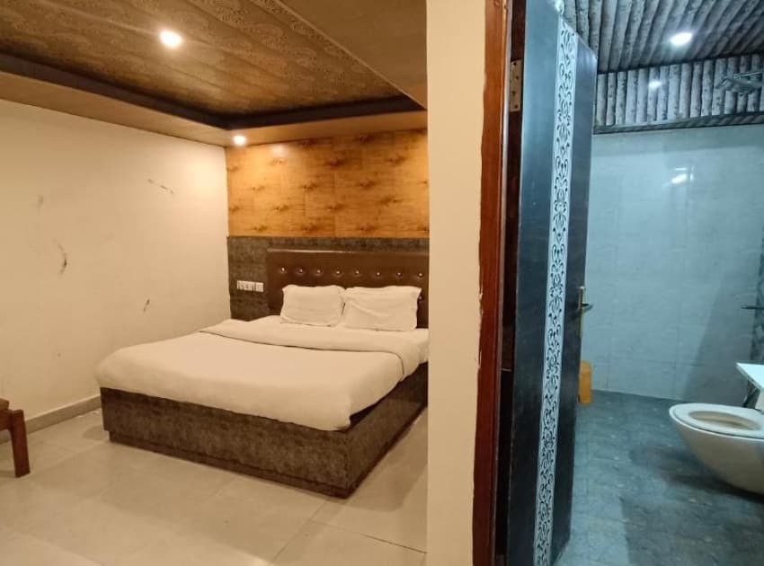 Book King Room with Mountain View room in Shimla