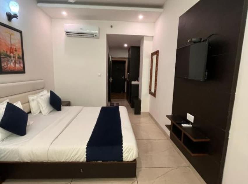 Book Double Room room in Chandigarh