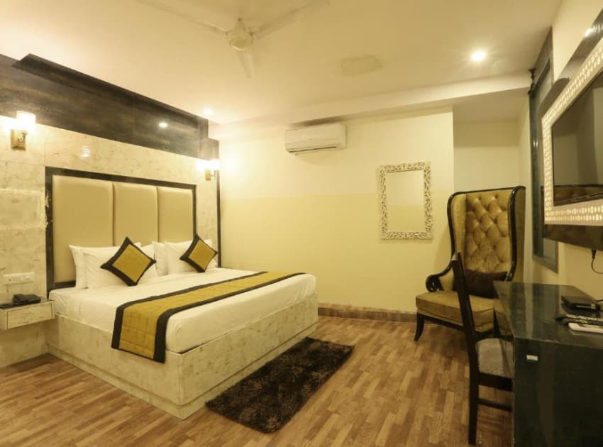 Book Deluxe Double Room room in Delhi