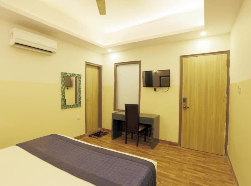 Book Deluxe Double Room room in Delhi