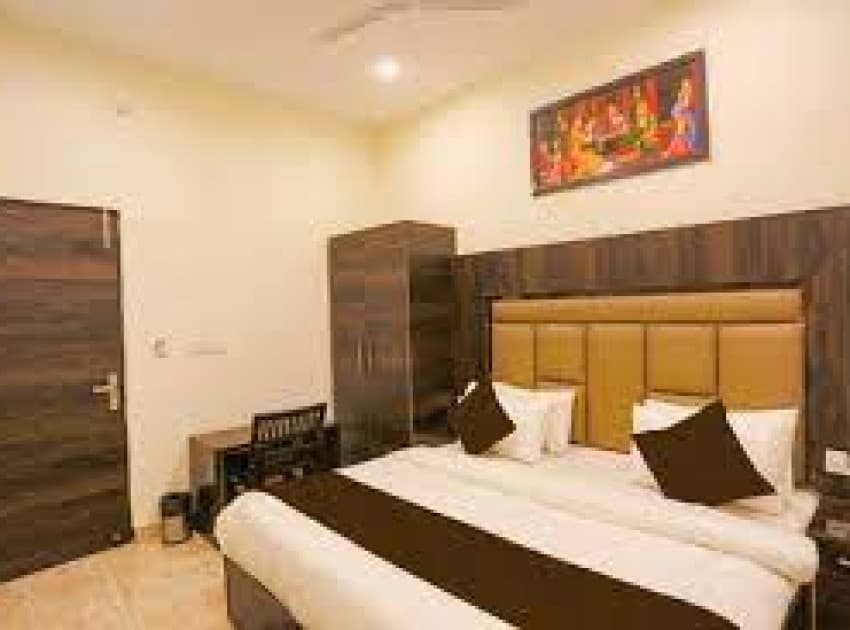 Book Deluxe Room room in Delhi