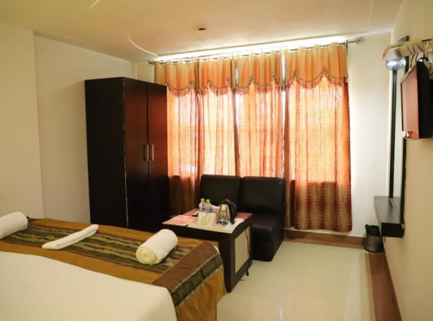 Book Deluxe Triple Bed Room room in Agra
