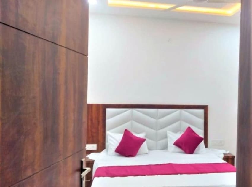Book Double Bed Permium Room room in Agra