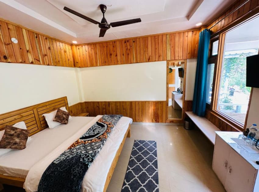 Book King Room with Mountain View room in Kasol