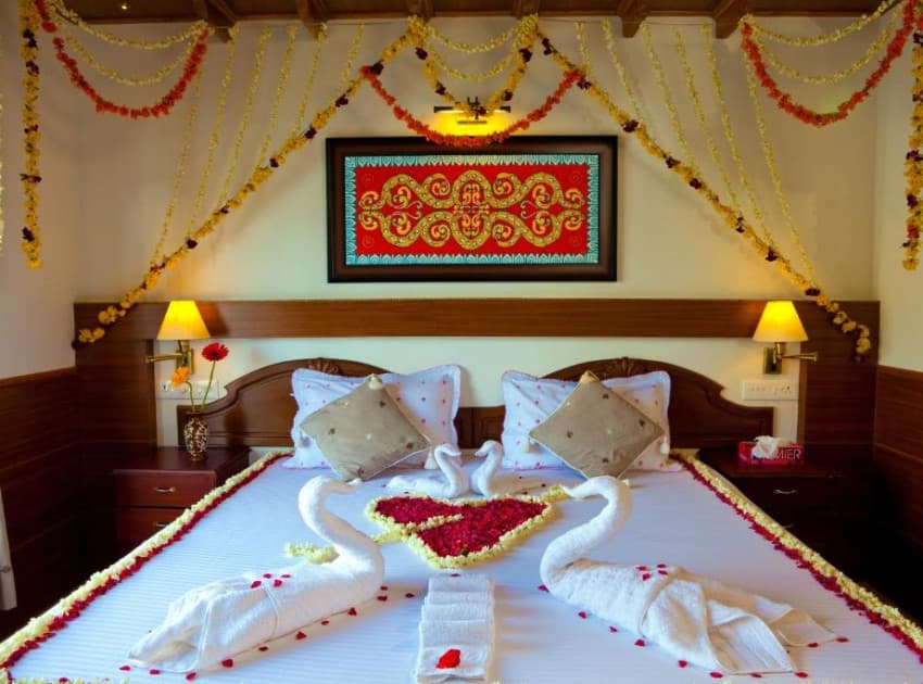 Book 3 Bedroom House Boat room in Kumarakom