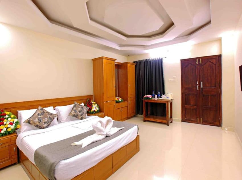 Book Deluxe Lakeview Rooms room in Alappuzha