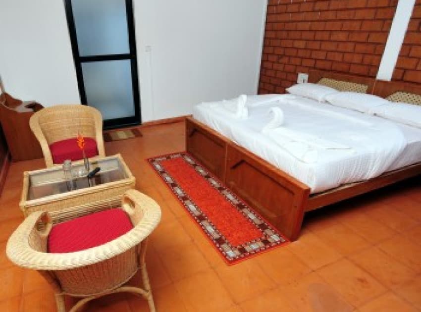 Book Lake View Deluxe AC room in Alappuzha