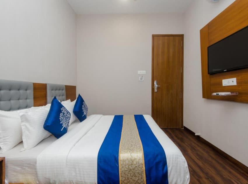 Book Deluxe Room room in Mumbai