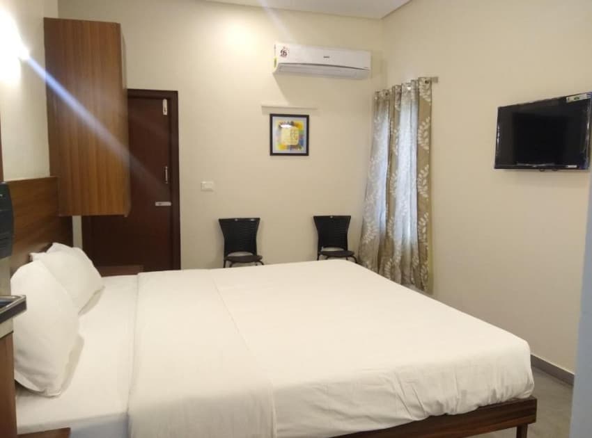 Book Deluxe Balcony room in Madurai