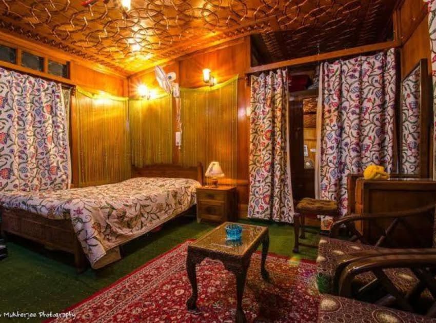 Book Classic Double Room room in Srinagar