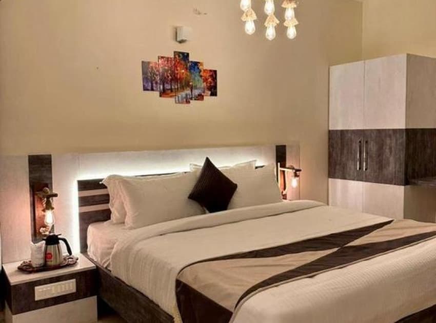 Book Double Room With Balcony room in Ooty