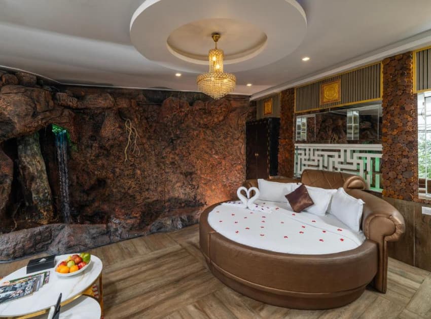 Book One bedroom pool villa room in Munnar