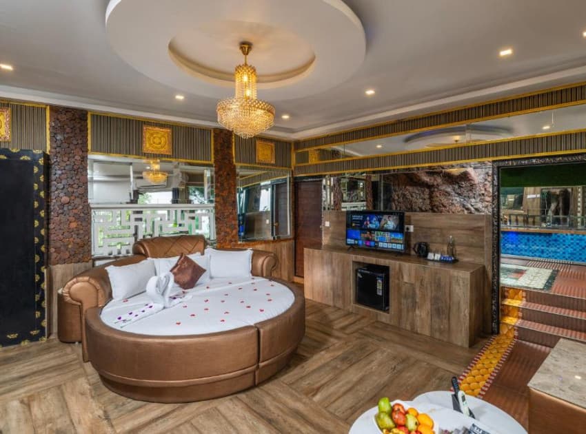 Book One bedroom pool villa room in Munnar