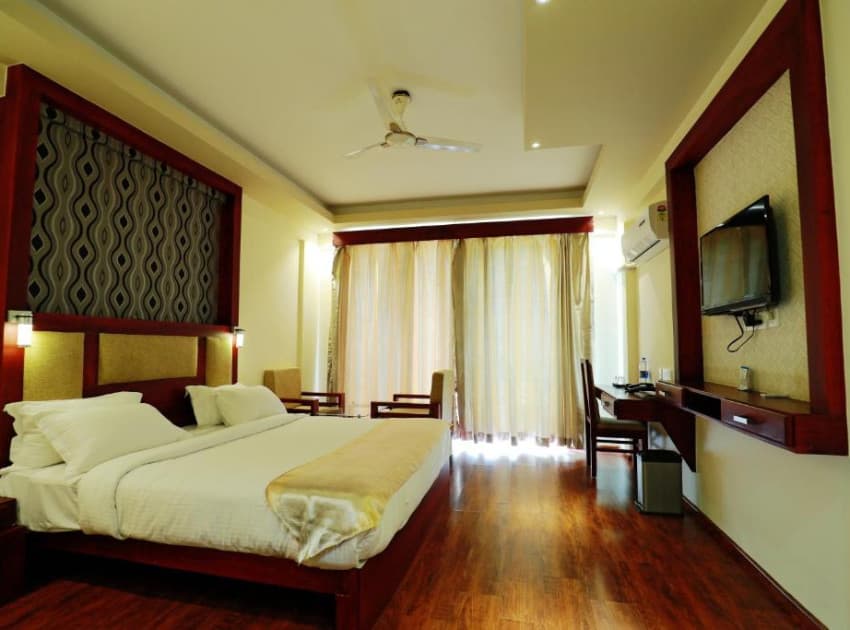 Book Superior Double Room with Balcony room in Munnar