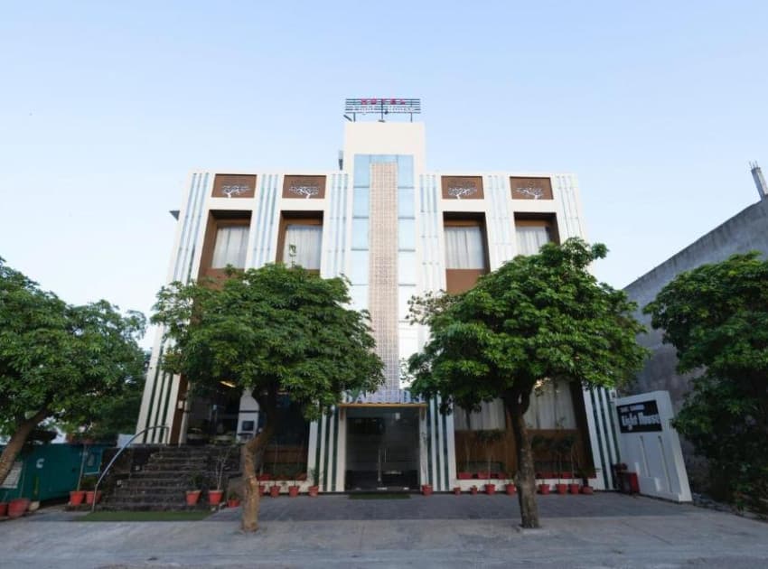 Hotel Sahibs Lighthouse - Rooftop Swimming Pool - Image 2