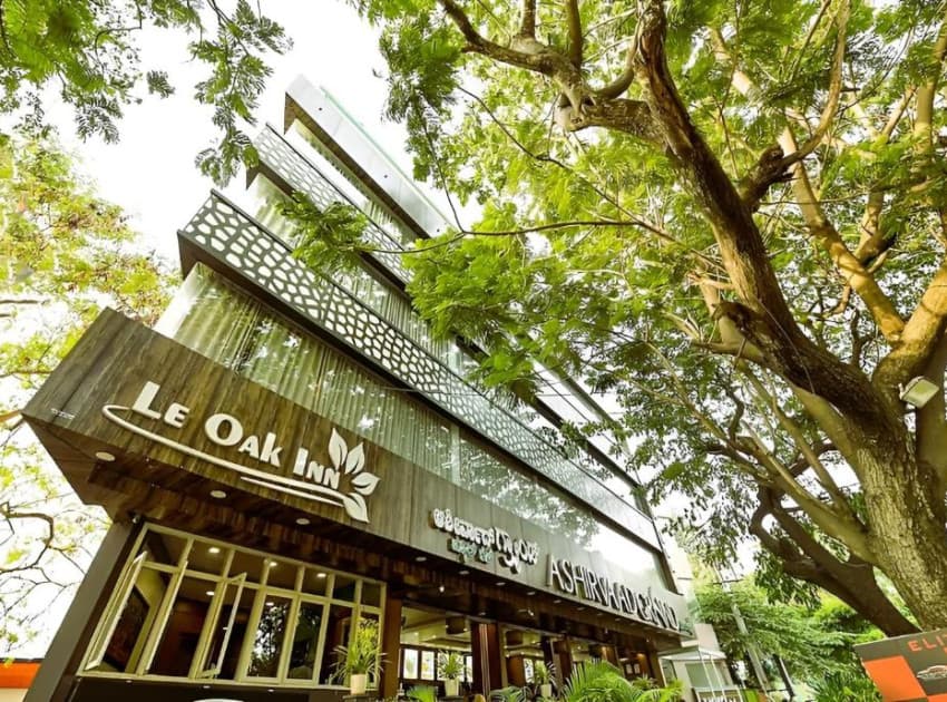 Book Le Oak Inn in Mysore