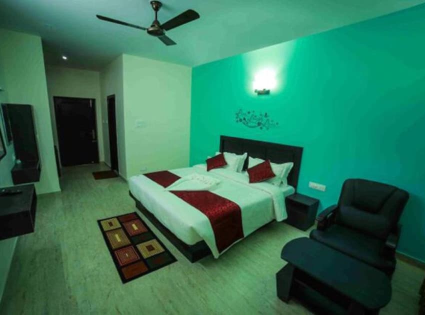 Book Deluxe King Room room in Yercaud
