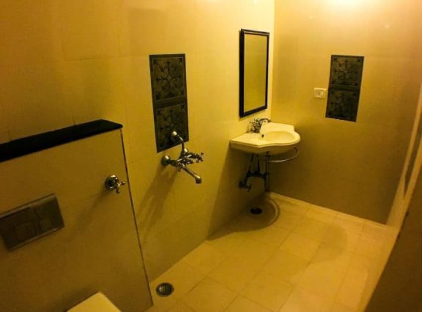 Book Standard Non AC Rooms(Single/Double/Triple Beds) room in Jaipur