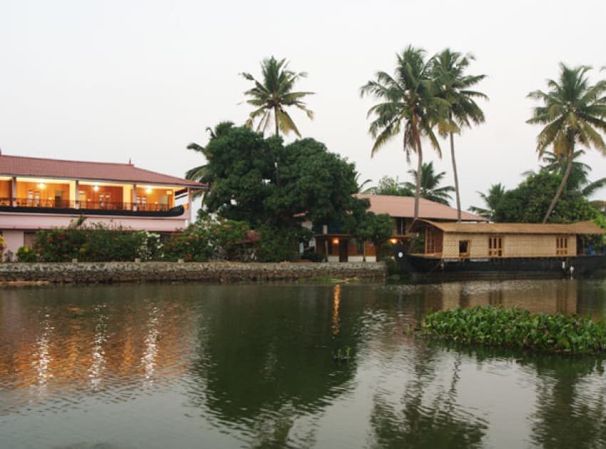 Book 2 Bed Room Non A/C Houseboat room in Kumarakom