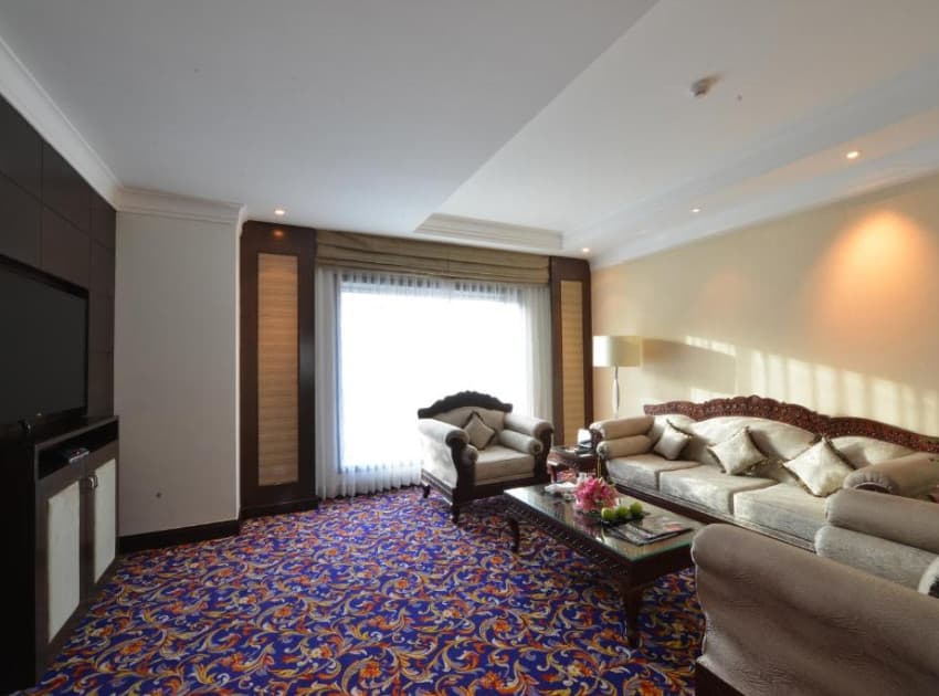 Book Deluxe King Suite room in Chennai