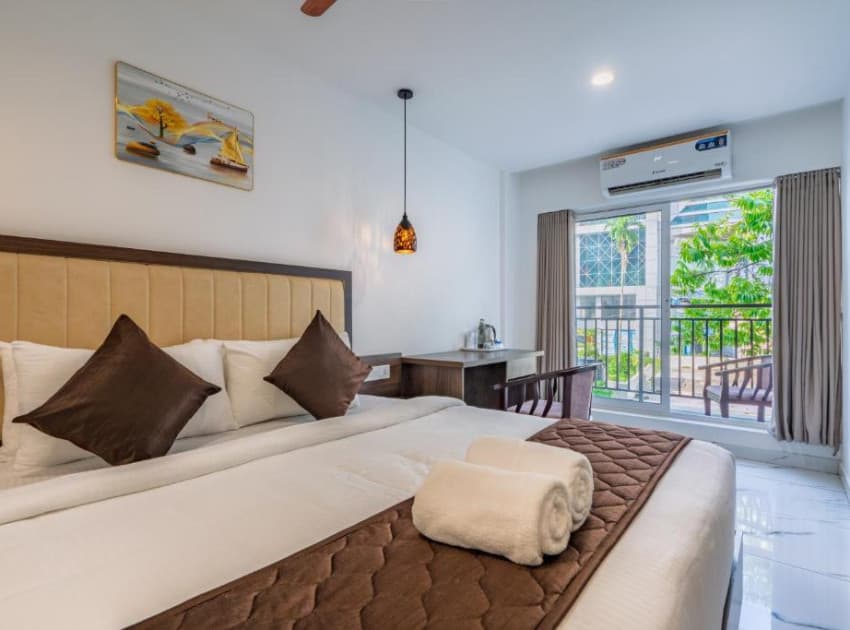 Book Deluxe Double Room with Balcony room in Cochin